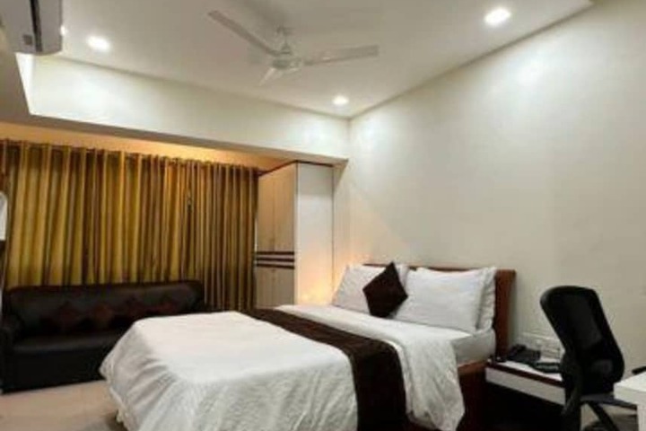 Room 10 of 28