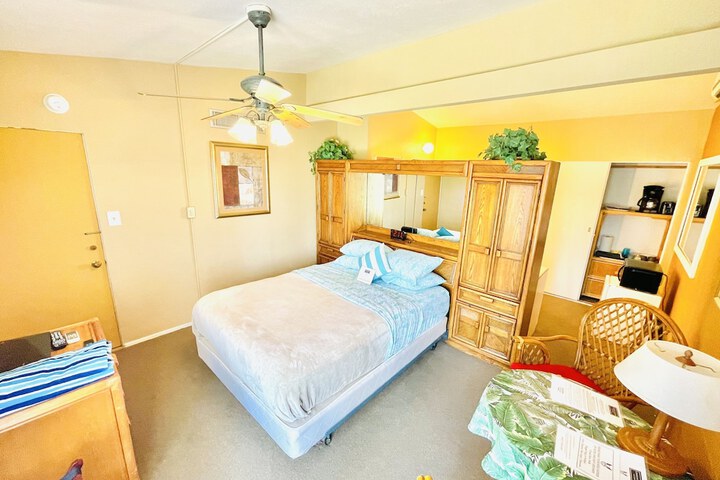 Studio King Bed Patio Kitchenette (37 of 51)