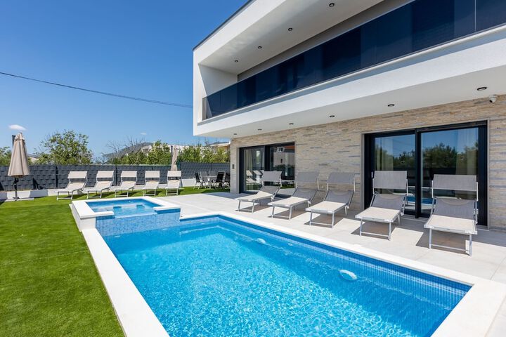 Pool 17 of 43