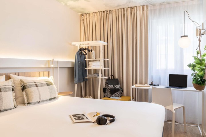 Room 9 of 34