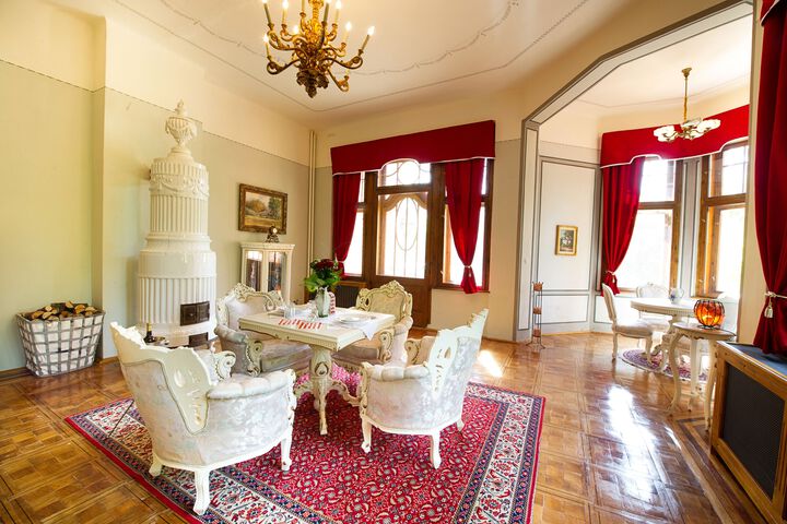 Room 8 of 18