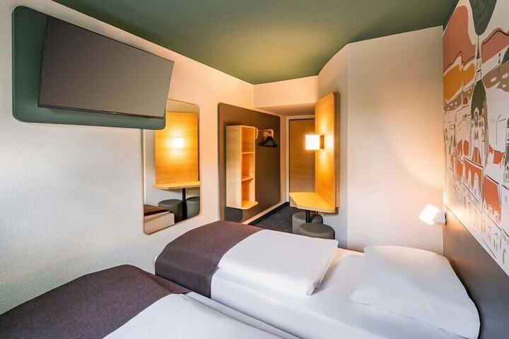 Room 9 of 28