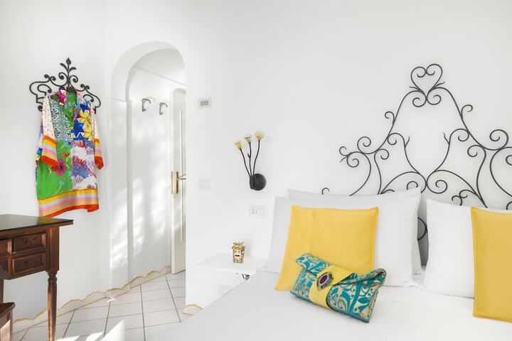 Room 4 of 73