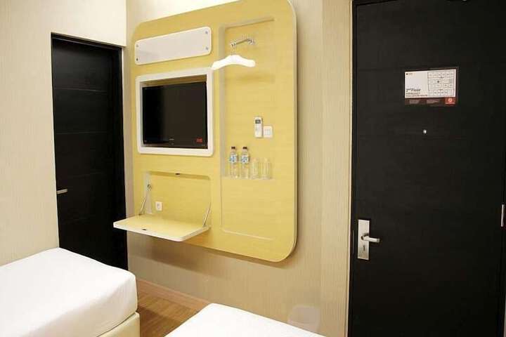 Room 5 of 12