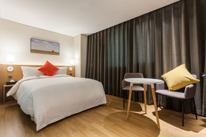 Room 43 of 49