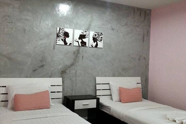 Room 13 of 40