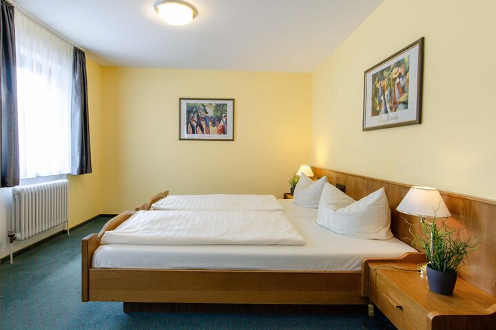 Room 4 of 33