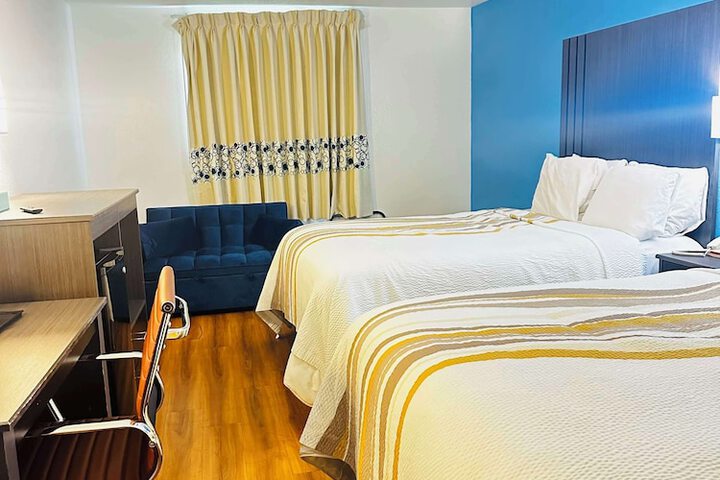 1 Queen Bed (16 of 17)
