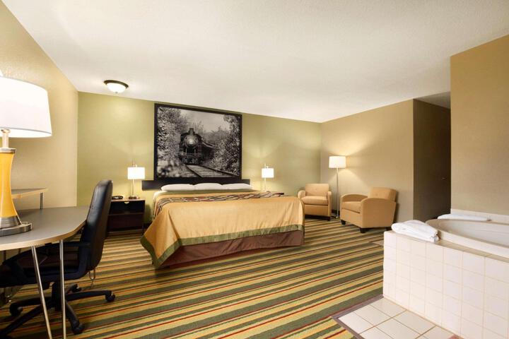 1 Queen Bed (7 of 7)