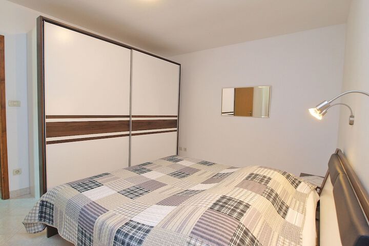 Room 8 of 38