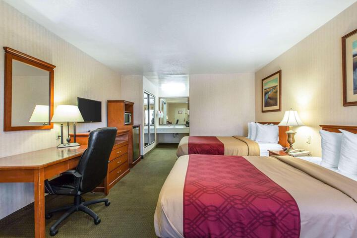 2 Double Beds (4 of 6)