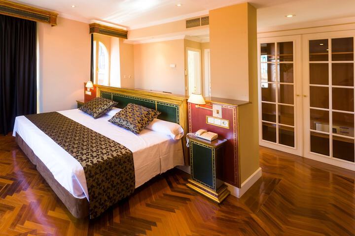 Room 4 of 76