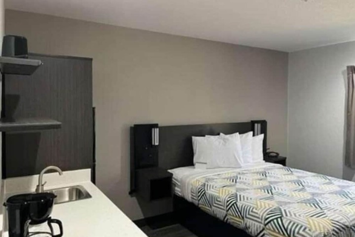 1 Queen Bed Kitchen (2 of 7)