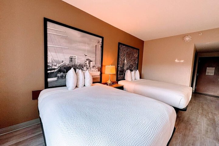 2 Queen Beds (5 of 12)