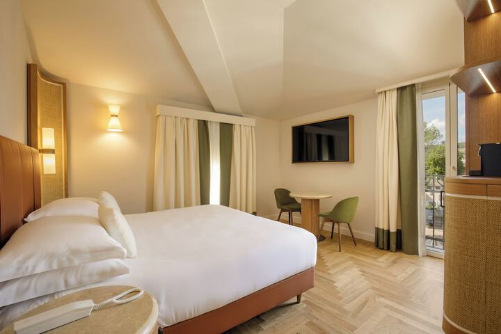 Room 13 of 42