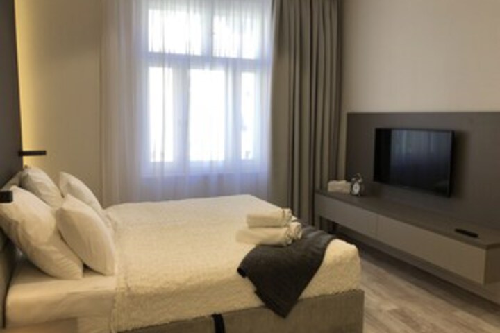 Room 9 of 27