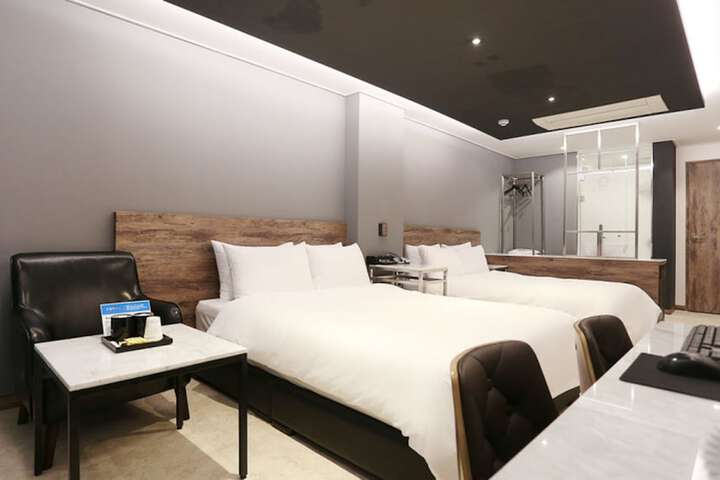 Room 17 of 46
