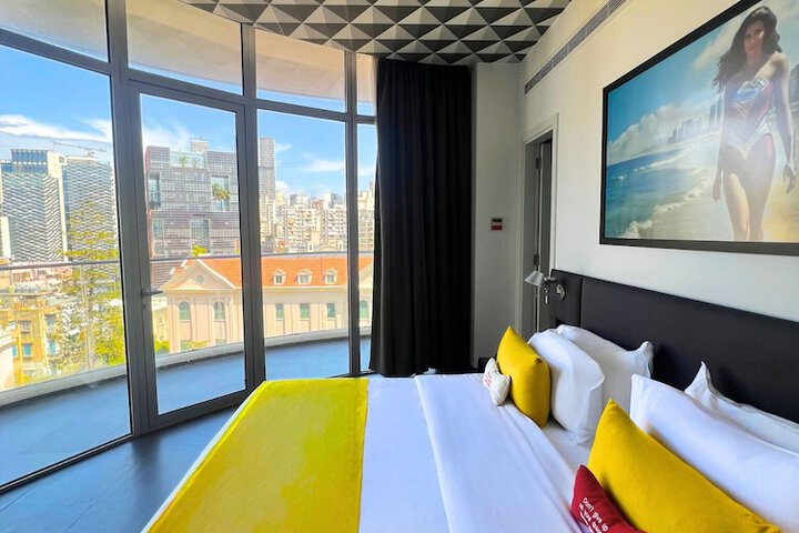 Room 32 of 100