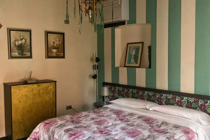 Room 2 of 27