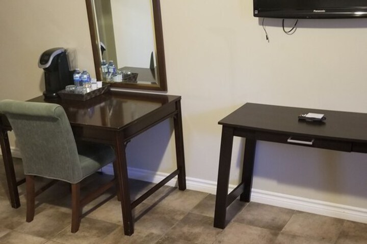 Room 8 of 163
