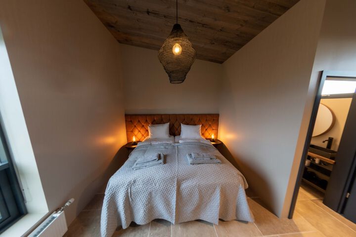 Room 2 of 11