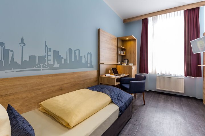 Room 13 of 65