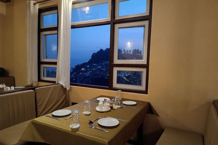 Dining 24 of 30