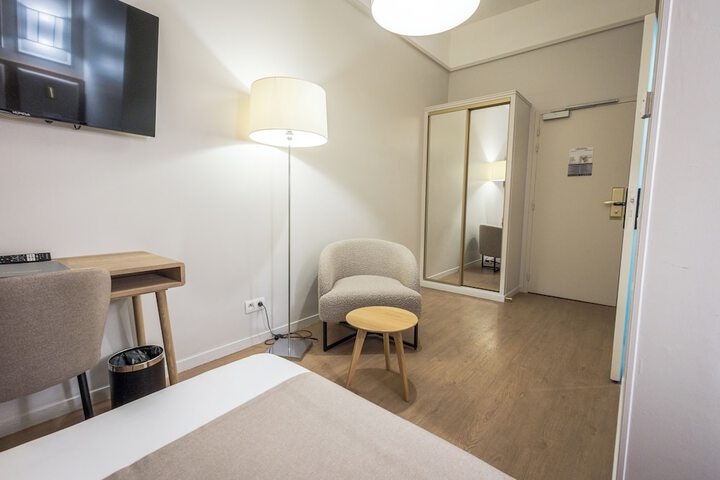 Room 42 of 99