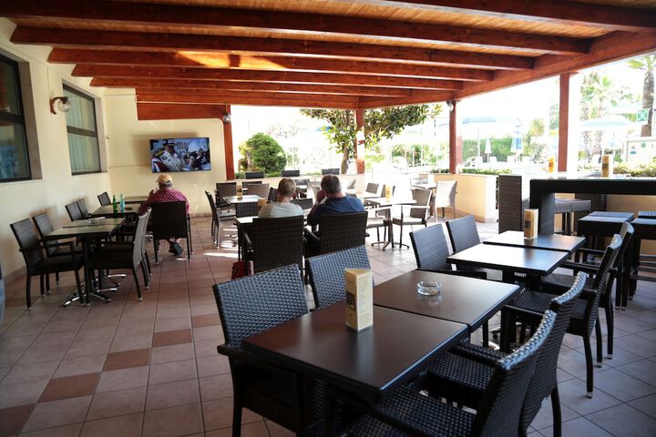 Lounge 80 of 97