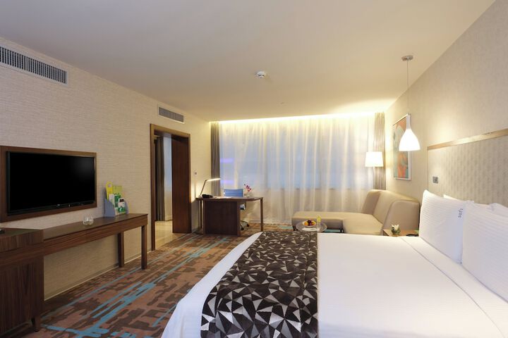 Room 33 of 92