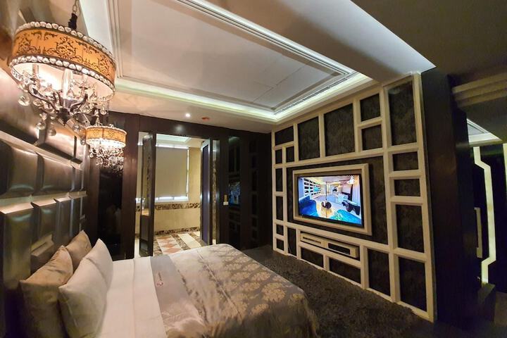 Room 15 of 63