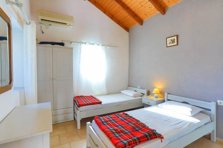 Room 9 of 28
