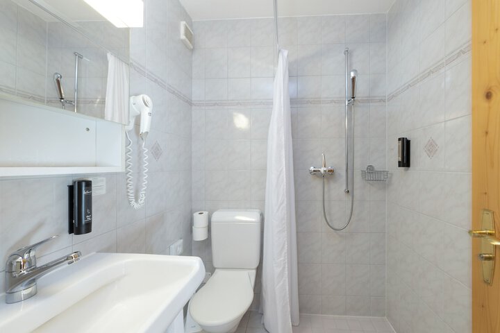 Room 140 of 245