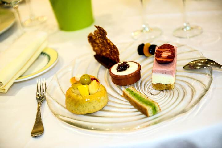 Dining 19 of 37
