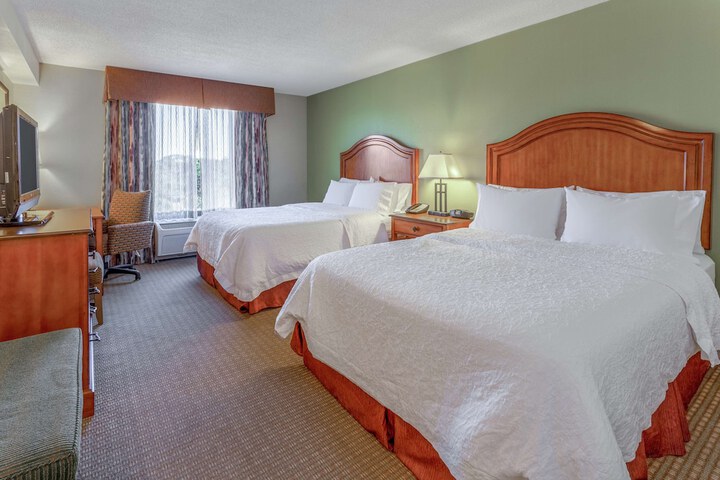 2 Queen Beds Mobility Hearing Accessible Tub (2 of 9)