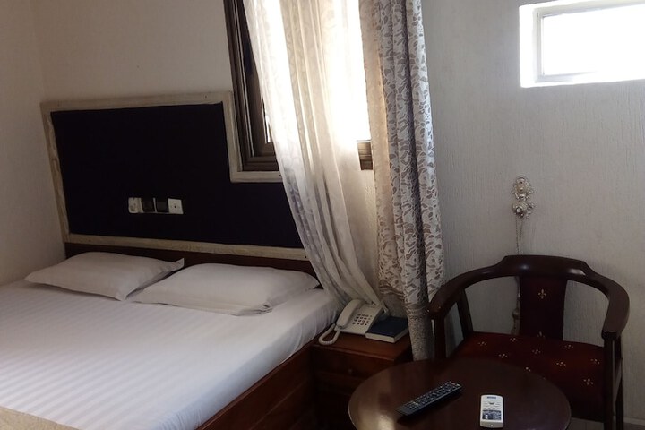 Room 11 of 33