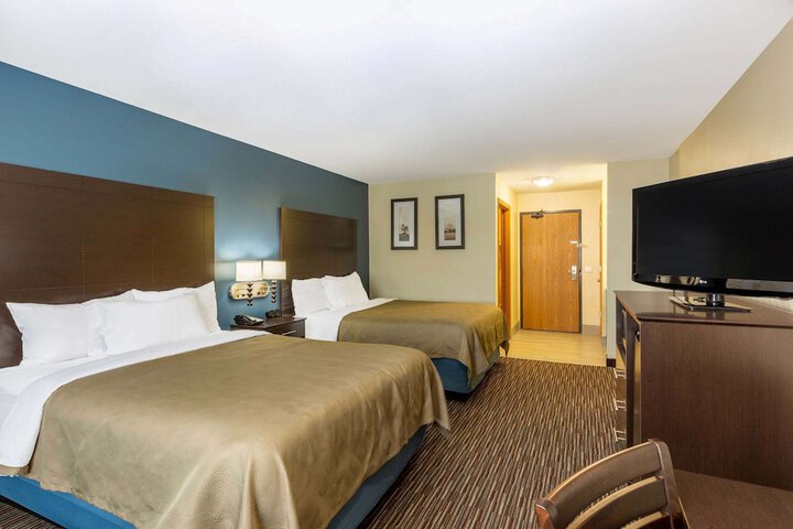 2 Queen Beds (7 of 7)