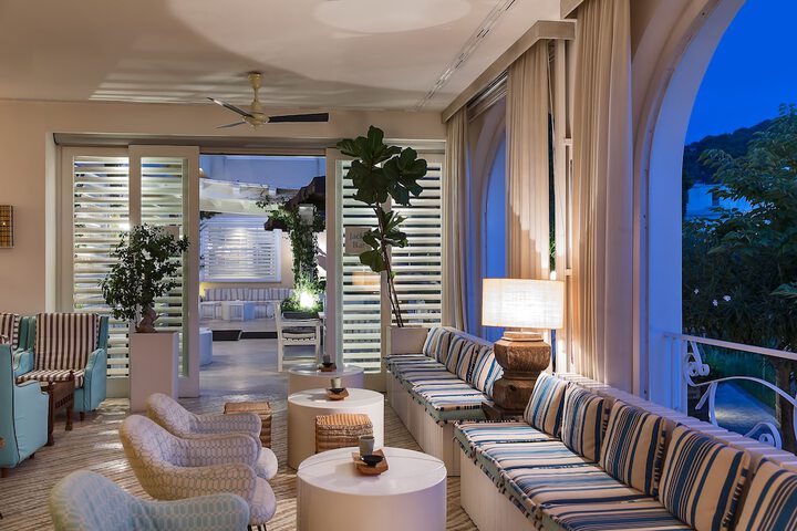 Lounge 119 of 149