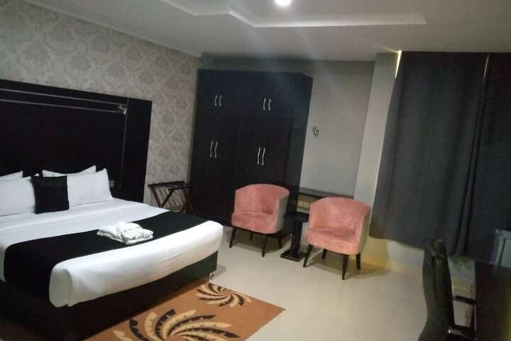 Room 7 of 11