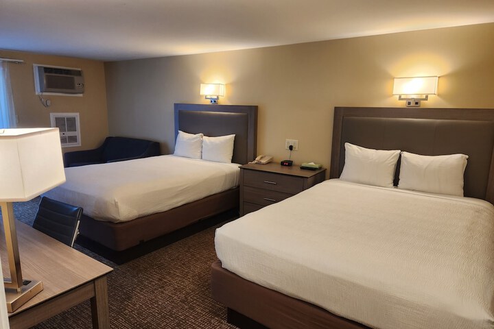 2 Queen Beds (2 of 3)