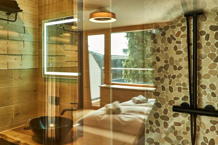 Room 10 of 28