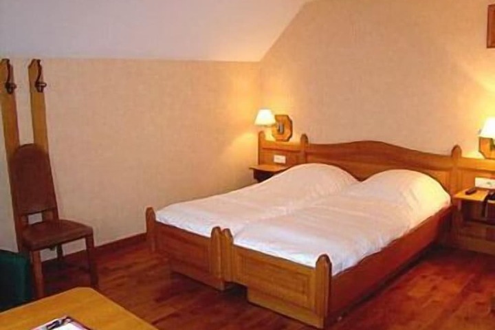 Room 5 of 52