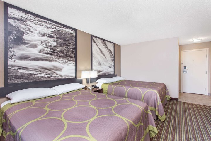 2 Queen Beds (5 of 7)