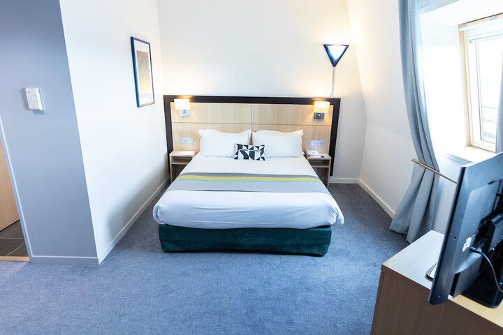 Room 14 of 83