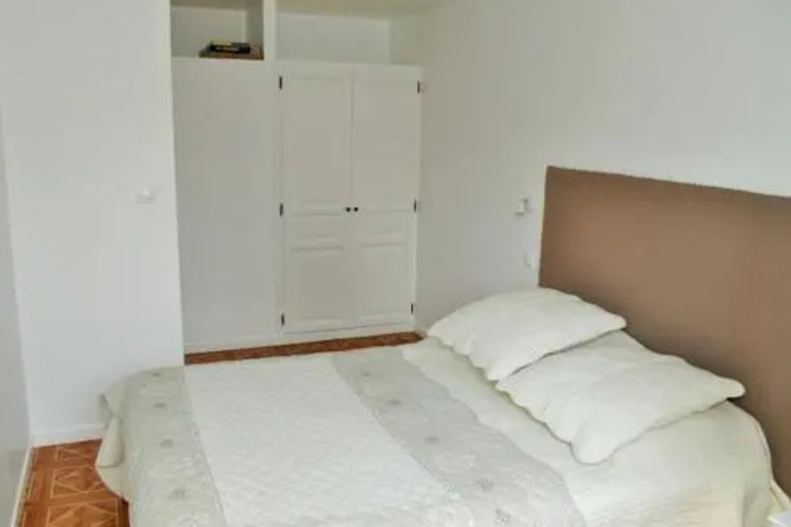 Room 4 of 16