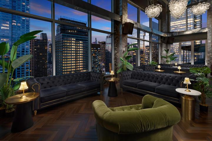Lounge 48 of 63