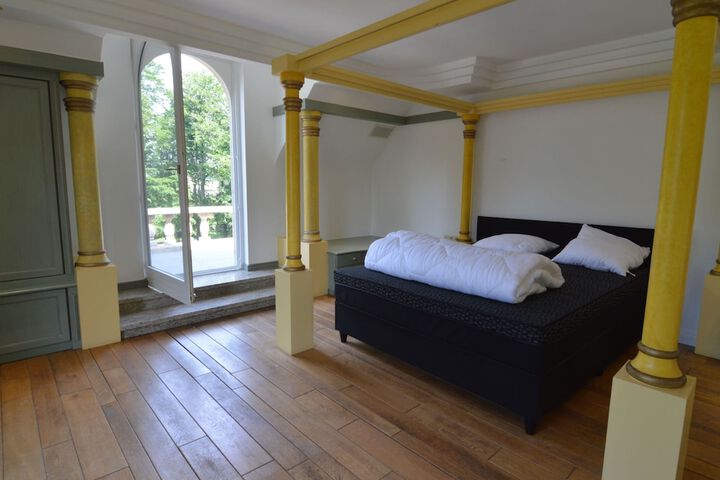 Room 12 of 32