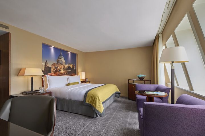 Room 4 of 73