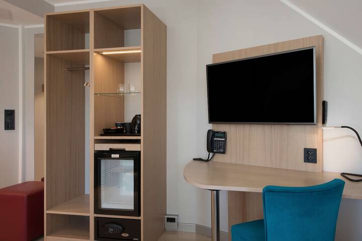Room 12 of 66
