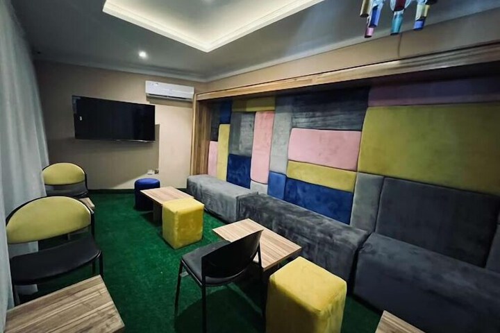Lounge 45 of 51